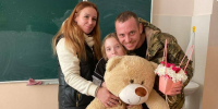 Боец СВО из Мензелинска сделал сюрприз для дочери, придя к ней в школу — видео - ИА Татар-информ