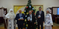 Дамир Ишкинеев снял с новогодней елки 5 снежинок с пожеланиями юных нурлатцев - Единая Россия