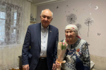 Ильдар Гильмутдинов вручил юбилейную медаль к 80-летию Победы труженице тыла из Чистопольского района