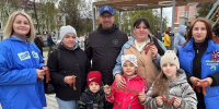Молодогвардейцы раздали Георгиевские ленты жителям Азнакаево - Единая Россия