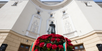 Рустам Минниханов, Минтимер Шаймиев и Ильсур Метшин возложили цветы к памятнику Пушкина - Администрация г. Казань