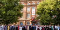 Рамис Гаптраисович поздравил выпускников школы "Университетская" при КФУ - Департамент надзора и контроля в сфере образования