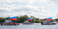 Молодогвардейцы развернули флаги России на катерах - Единая Россия