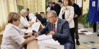 В Единый день голосования глава Заинского района проголосовал вместе с супругой - Единая Россия