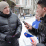На улице Баумана казанцам раздали Конституции и триколоры в честь праздника - ИА Татар-информ